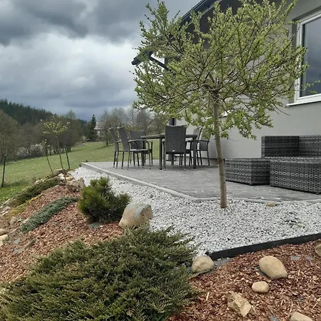 Modernes In Mit Grossem Garten * Kiczora